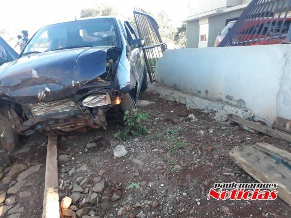 Motorista perde o controle de veículo que atinge o muro de uma casa, em Três de Maio - foto 2