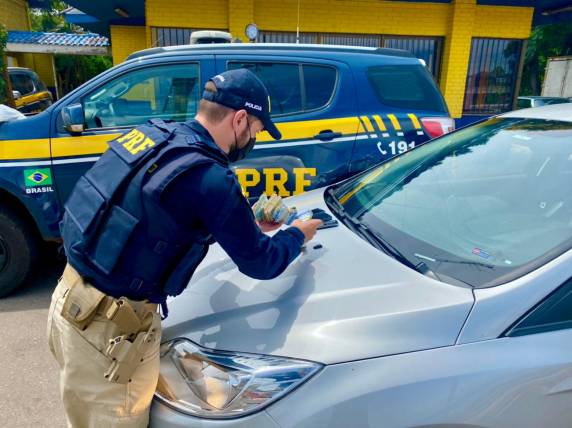 Foi encontrado um falso bilhete premiado de loteria dentro da meia de um dos criminosos. Parte dos 65 mil reais levados da vítima foi recuperado