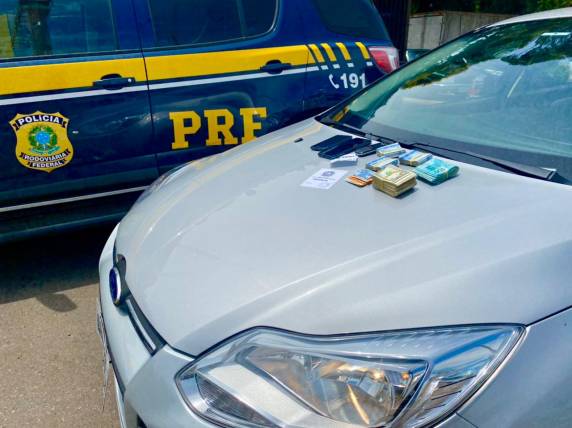 Foi encontrado um falso bilhete premiado de loteria dentro da meia de um dos criminosos. Parte dos 65 mil reais levados da vítima foi recuperado