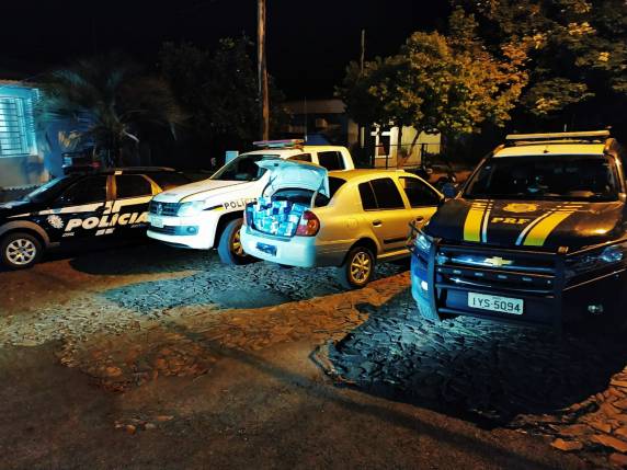 Um dos presos portava uma pistola 9mm municiada e com numeração raspada. Ele já havia sido preso há 10 dias conduzindo um carro clonado