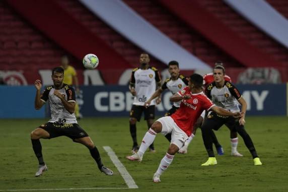 Equipe de Abel Braga segue na ponta, mas apenas com um ponto de vantagem para o Flamengo