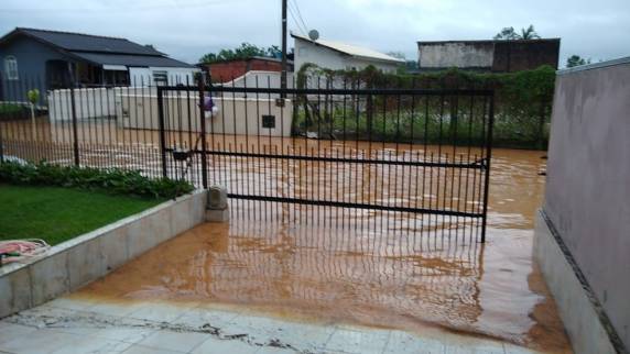 Cidades de SC registram alagamentos após chuva forte - foto 3