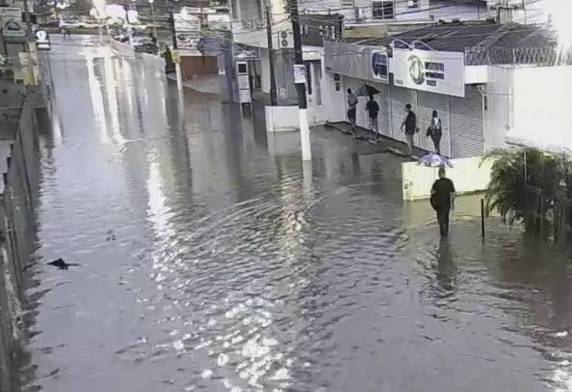 Cidades de SC registram alagamentos após chuva forte - foto 2
