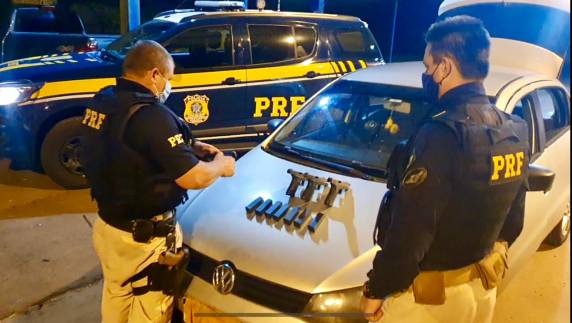 4 pistolas eram transportadas em compartimento oculto junto ao motor do carro