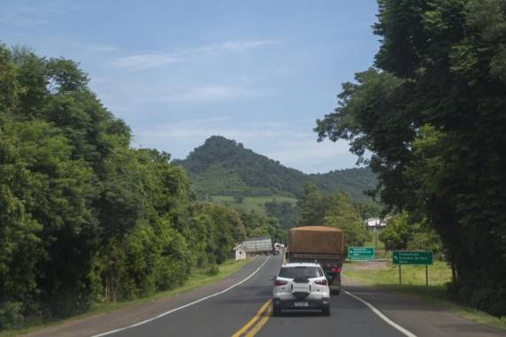 Na primeira etapa, estão previstos 20,3 quilômetros na rodovia administrada pela CCR ViaSul, com projeção de conclusão até fevereiro de 2023