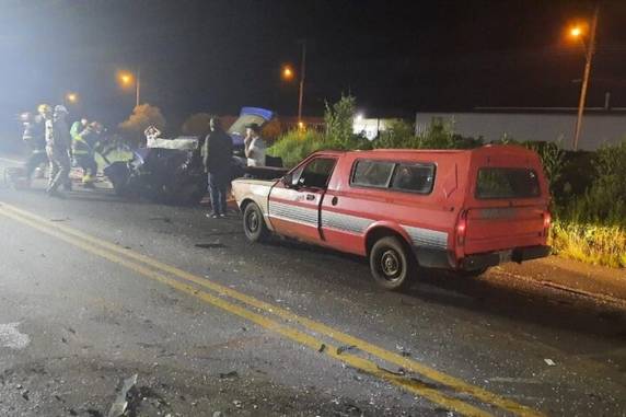Colisão envolveu três veículos. Homem e mulher estavam em um Escort e não resistiram