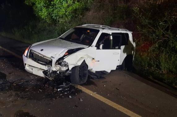 Colisão envolveu três veículos. Homem e mulher estavam em um Escort e não resistiram