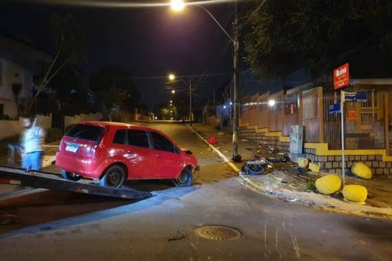 Fugindo da polícia, dupla bateu em duas motos na Avenida Alberto Pasqualini. Além do homem que morreu na hora, duas pessoas foram encaminhadas ao hospital