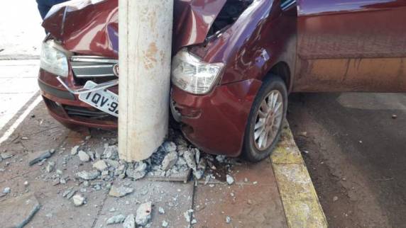 Acidente no centro de São Luiz Gonzaga deixa pessoas feridas, veículos danificados e poste de energia quebrado - foto 2