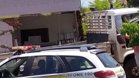 Caminhão colide contra açougue no Centro de Tiradentes do Sul - foto 2