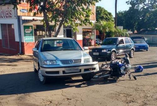Colisão envolveu um VW Gol e uma motocicleta Yamaha Ténéré