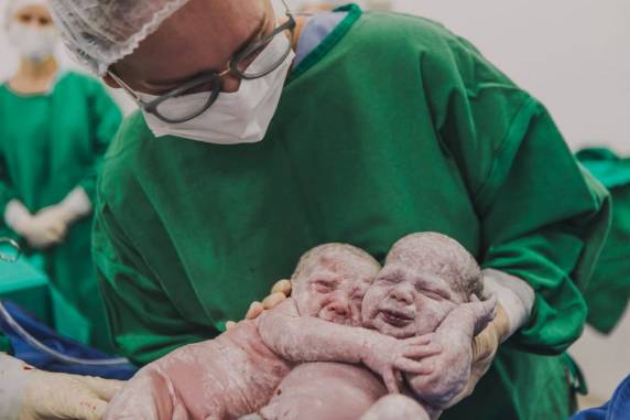 Cena chamou atenção da família e equipe médica em Balneário Camboriú. Mãe e filhas receberam alta nesta sexta-feira. Veja fotos