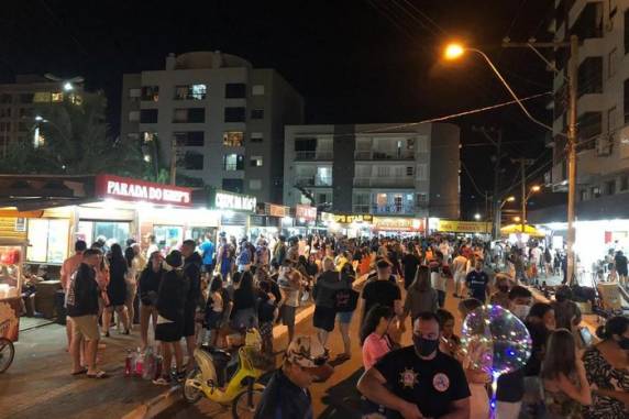 Regra proíbe aglomerações em faixas de areia, calçadas e portarias durante a noite