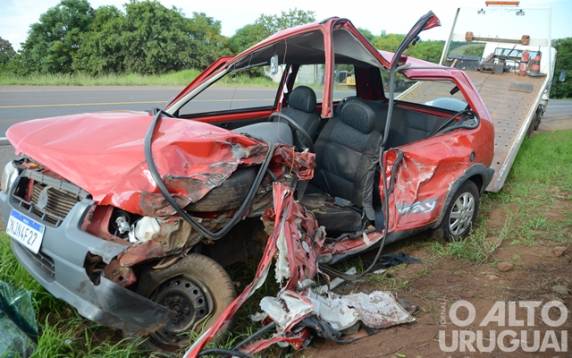 Indivíduo dirigia um Fiat/Uno quando colidiu em carreta. Ele chegou a ser atendido mas morreu no hospital