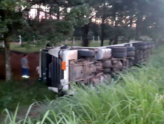 PRF impede roubo a carreta do RS acidentada na BR 101 em Araquari - foto 2
