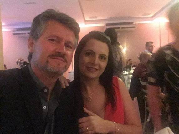 Morre mulher que estava em moto arrastada por carreta; marido que ficou pendurado em cabine segue em hospital de SC - foto 2