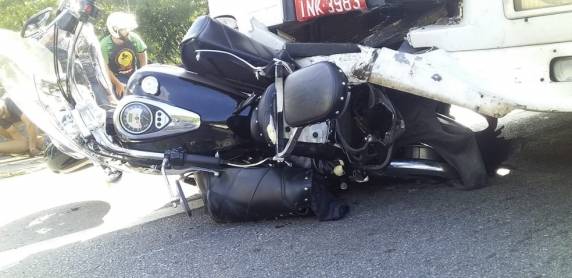 Morre mulher que estava em moto arrastada por carreta; marido que ficou pendurado em cabine segue em hospital de SC - foto 3