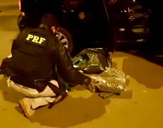 Na abordagem o motorista acelerou e tentou fugir em alta velocidade
