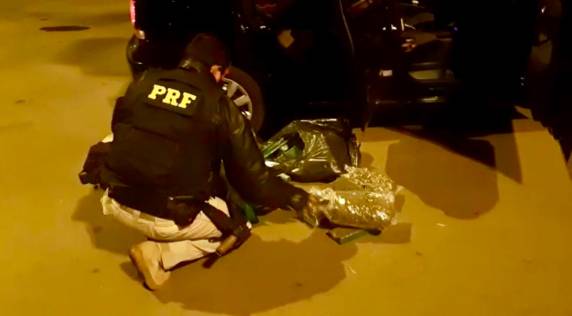 Na abordagem o motorista acelerou e tentou fugir em alta velocidade