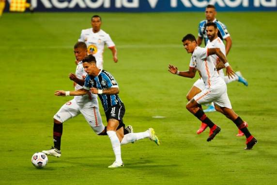 Diego Souza marcou três vezes e foi o grande nome da noite na Arena