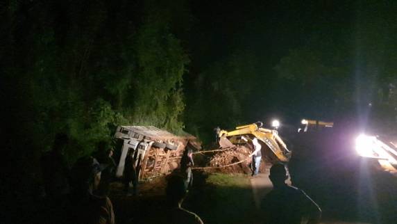 Caminhão carregado de suínos tombou em Boa Vista do Buricá - foto 2