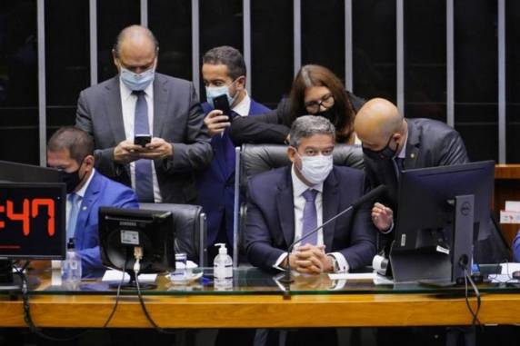 Entre outros pontos, proposta permite ao governo federal pagar um auxílio emergencial, em 2021, com R$ 44 bilhões por fora do teto de gastos