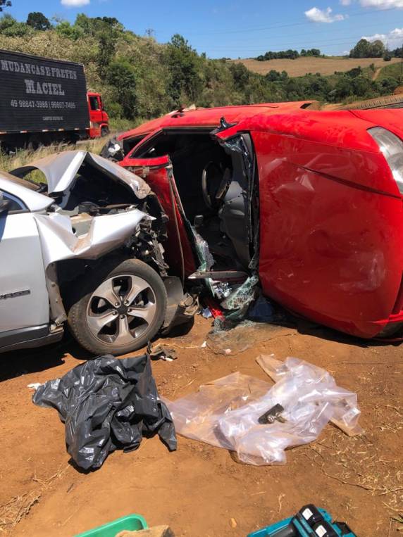 A colisão lateral ocorreu na BR-282 e envolveu um Jeep e um VW/Gol