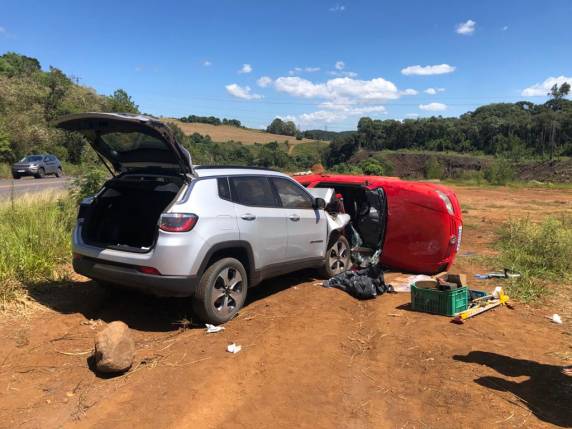 A colisão lateral ocorreu na BR-282 e envolveu um Jeep e um VW/Gol