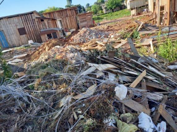 Polícia Ambiental localiza aterro ilegal e identifica empresa descartando entulho de forma irregular em Passo Fundo - foto 2