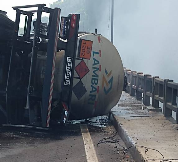 Vídeo mostra momento em que caminhão de combustível explode em ponte na BR-386, em Estrela - foto 3