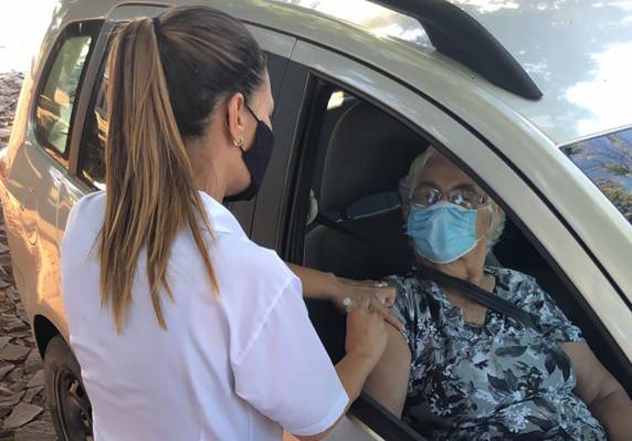 Imunização ocorreu por meio de sistema drive-thru