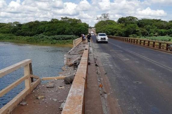 Caminhão com placas de Lajeado cai de ponte em São Paulo e motorista é resgatado por pescadores - foto 3