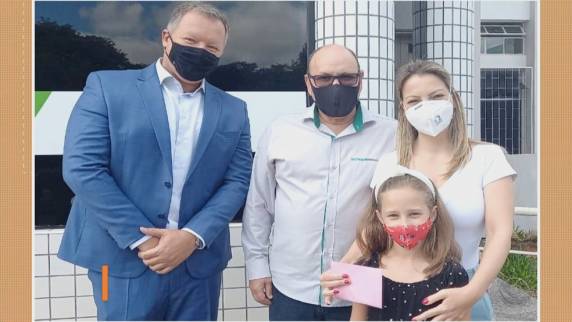 Pietra Knop Steindorff entregou cerca de R$ 200 à casa de saúde, na quinta (18). Ação emocionou a equipe do hospital, que entregou um bolo em agradecimento à menina