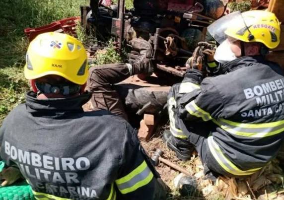 Veículo capotou e prendeu a perna do motorista. Homem teve o pé esmagado e está internado em hospital de Joaçaba