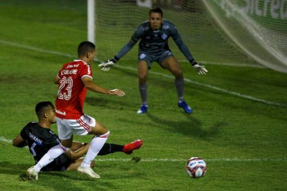Marcos Guilherme marcou o único gol da partida no Estádio do Vale