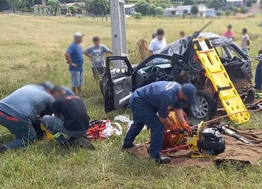 O menino de seis anos cuja família se envolveu em um grave acidente na manhã deste sábado, 20, não resistiu aos ferimentos e morreu ao dar entrada no hospital