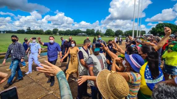Diante de apoiadores, presidente usou o nome das Forças Armadas para dizer que não vai permitir que 