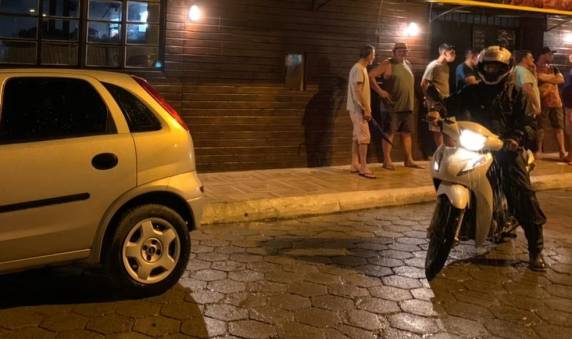Antes do crime, três pessoas foram até estabelecimento, compraram bebidas e se aglomeraram em frente ao local em Itapema. Vítima e o pai teriam pedido para que o grupo deixasse o espaço e um dos homens lançou lata de cerveja