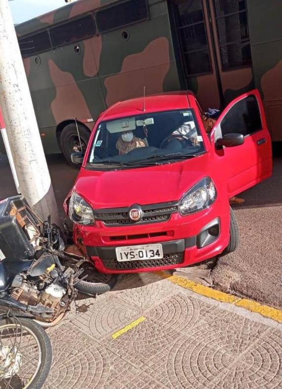 Acidente de trânsito entre ônibus da Polícia do Exército, Fiat Uno e moto é registrado nesta tarde em Santiago - foto 2
