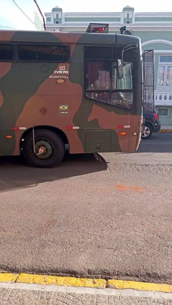Acidente de trânsito entre ônibus da Polícia do Exército, Fiat Uno e moto é registrado nesta tarde em Santiago - foto 3