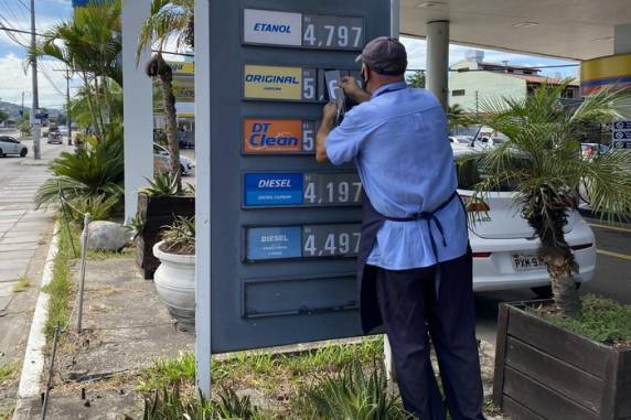 Produto até perdeu fôlego na última semana, mas impacto do dólar e do petróleo ainda deixa valor do litro acima de R$ 5
