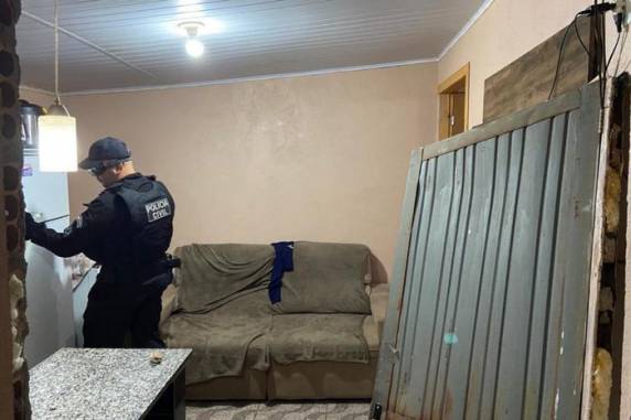Mandados foram cumpridos em quatro cidades gaúchas e em uma catarinense. Um investigado segue foragido