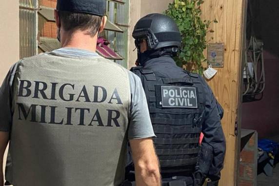 Mandados foram cumpridos em quatro cidades gaúchas e em uma catarinense. Um investigado segue foragido