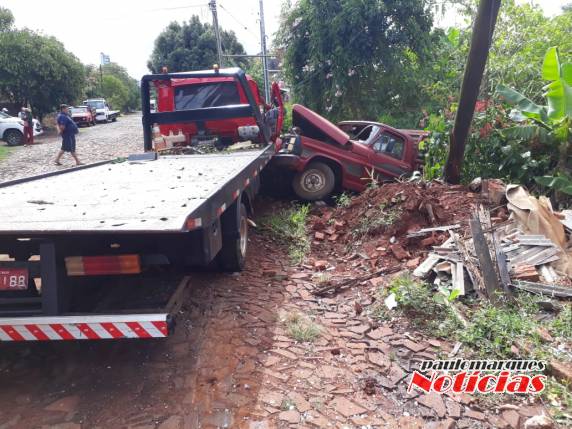 Caminhão sem motorista desce ladeira e provoca acidente no bairro Oriental, em Três de Maio - foto 3
