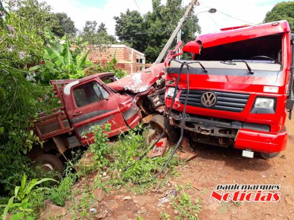 Caminhão sem motorista desce ladeira e provoca acidente no bairro Oriental, em Três de Maio - foto 4