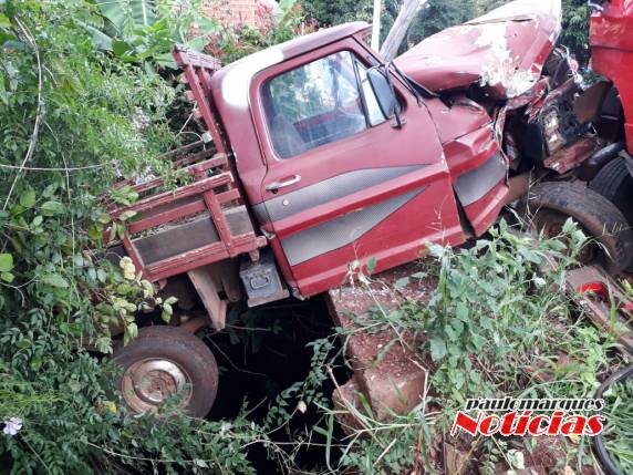 Caminhão sem motorista desce ladeira e provoca acidente no bairro Oriental, em Três de Maio - foto 2