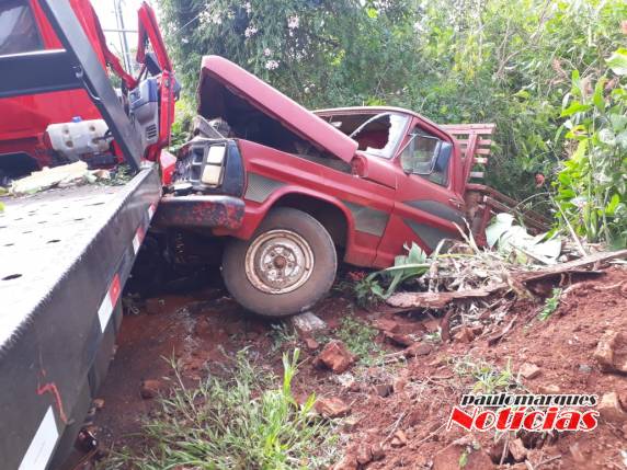 Caminhão sem motorista desce ladeira e provoca acidente no bairro Oriental, em Três de Maio - foto 6