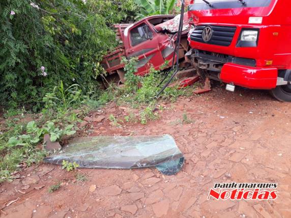 Caminhão sem motorista desce ladeira e provoca acidente no bairro Oriental, em Três de Maio - foto 7