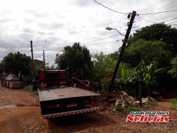 Caminhão sem motorista desce ladeira e provoca acidente no bairro Oriental, em Três de Maio - foto 5