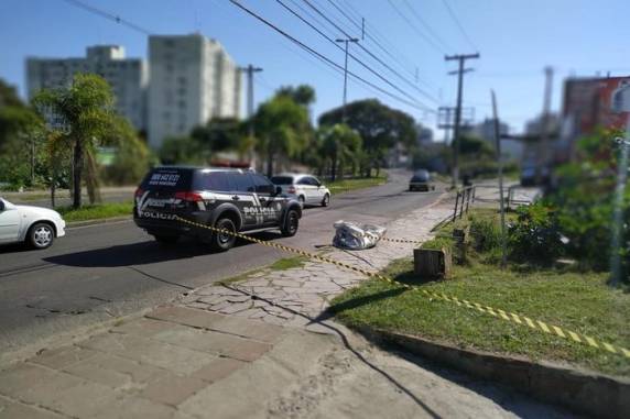 Equipe do DMLU fazia a limpeza na Rua Doutor Campos Velho quando o cadáver foi localizado
